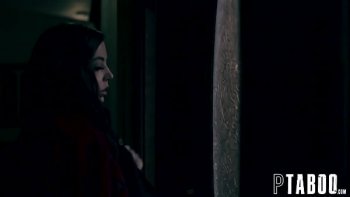 Пока тот ласкает языком её киску