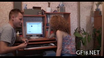 Подружка откровенно расставляет ножки