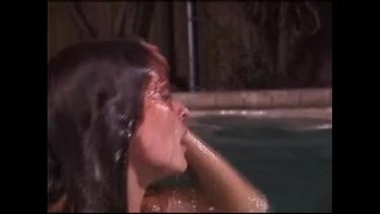 Гардеробные девушки плотно трахают друга под горячую воду