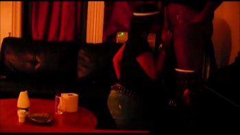 Сучка с пирсингом на клиторе и сосочках отсасывает член