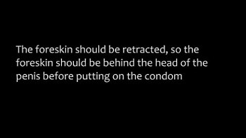 Мужик надевает гандон