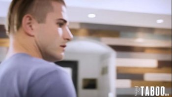 Как сразу встали рачком и по очереди начали ублажать пожелания любовника своими рабочими пилотками