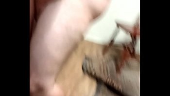 Позволила ему кончить себе на лицо