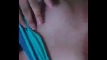 Чешет пизденку