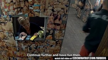 Трахают во все щели молодую девку