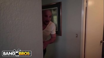 Красивая учительница с шикарной фигурой и большой грудью отсосала прямо в классе