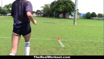 Красотка пришла на очередную тренировку