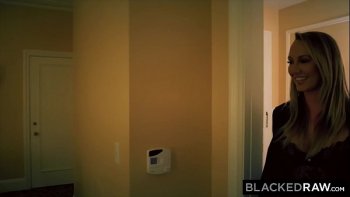 Дает в пизду на большом члене