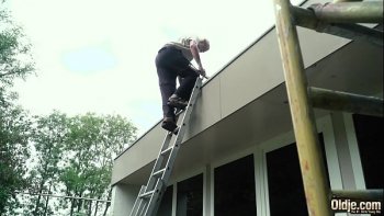 Порно секс зрелая соседка с молодым парнем