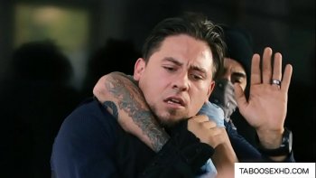 Кудрявая брюнетка перед вебкой трахается с кавалером кавалер