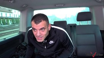 Принимает позу для анального сношения