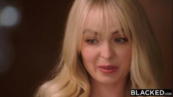 Дает лизать писю парням