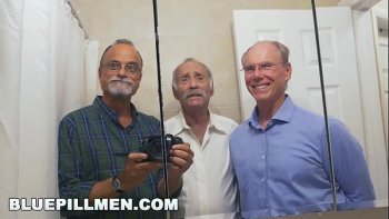 Мужика забавляло трахать баб на глазах у их же мужиков