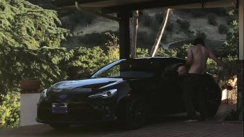 Девушка сочным телом взобралась на член парня будучи в автомобиле