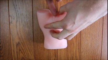 Показывает как правильно пить сперму