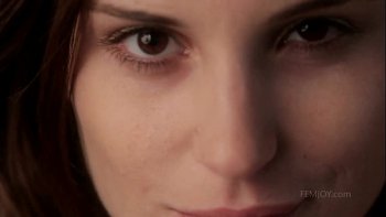 Девушка с голеньким телом поднимается на члене