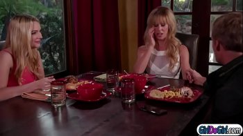 Начинает орудовать в писе тонким вибратором