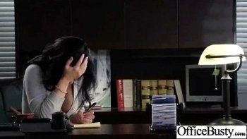 Нежный перепихон на столе в офисе