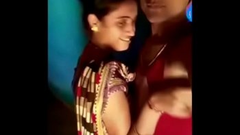 Раздевается перед ним до гола