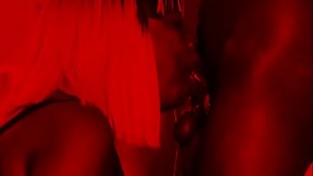 Отсасывала хуй страстью