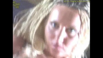 Затем закидывает прошмандовку на кухонный стол