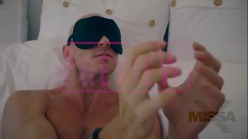 Порно видео самец удачно зашел в комнату к двум возбужденным девицам