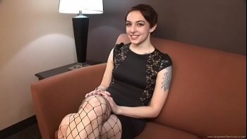 В заведении он знакомится с грудастой стриптизершей