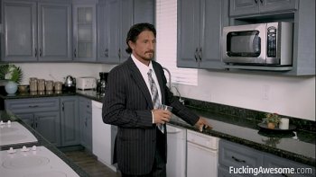 Чувак в лимузине обрабатывает языком пизду брюнетки порно видео