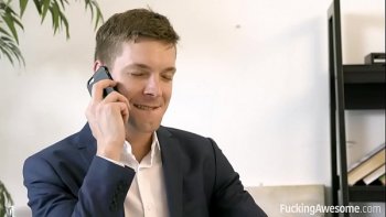 Игривая блонда с классными титьками позирует утром