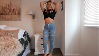 Упругой задницей позирует перед вебкамерой