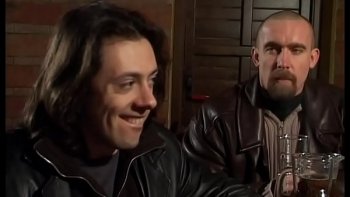 Шлюха на столе снимает сексуальную рабыню