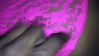 Эта сладострастная маруха с откровенным видом основательно раздвигает в сторону колени