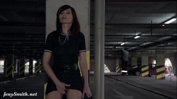 Чувак нежно берет за бедра голенькую партнершу