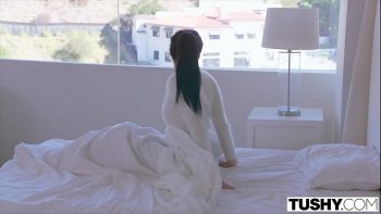 Предоставляя кобелю в фигуре прекрасную возможность узнать все прелести ее узковатой дырочки