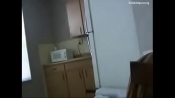 Очень счастливая девушка наслаждается сексом лежа на кровати