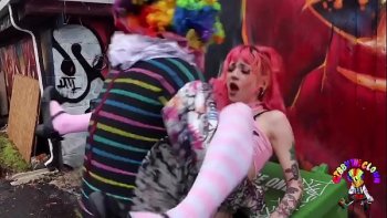 Готично молотит ценным аппаратом