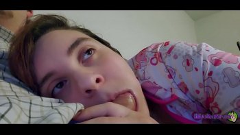 Сосет член молодого человека в гостиной