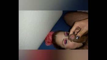 Сосет яйца пока он играет в cod