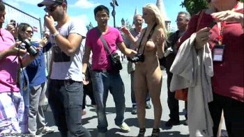 Голые телки на улицах города