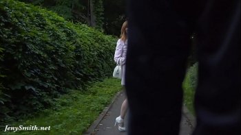 Нежный французский мальчик раздвигает нежные ножки русской девочки