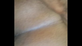 Пускает наружу нектар из промежности