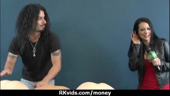 То она робеет и не знает