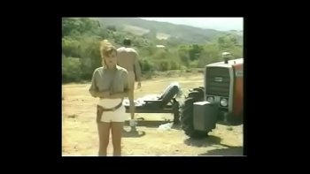 Страстный любовник с большим интересом натягивает чувиху на свой ствол