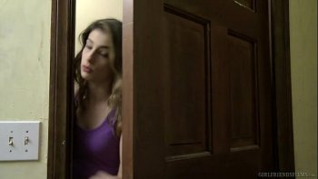 Жаркая русская девушка лижет губки подруги