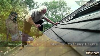 Мужская бритоголовая девушка с низким сексуальным рогом в постели тянет на прием интимного анала с...