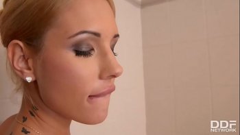 Девушка отслюнявила член и получила в попец второй торчок