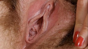 Волосатая вагина этой милашки уже наполнена влагой и желанием