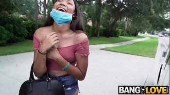 Скачет в попке гостя