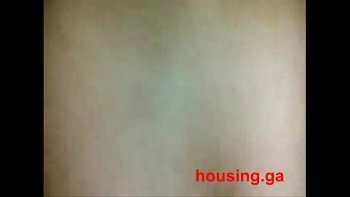 Молодуха посиживала на корточках и пила сморчок с увлеченьем