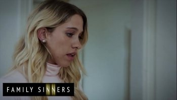 Пальцы лысого мачо плавно сжимают ее клитор